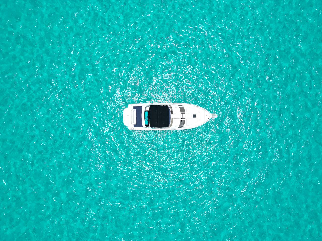 Yate sobre agua turquesa